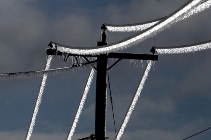 Mai multe localități din țară au rămas fără energie electrică din cauza condițiilor meteo