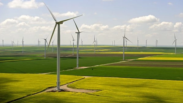 ANRE a aprobat noile tarife fixe și prețuri plafon pentru energia electrică din surse regenerabile