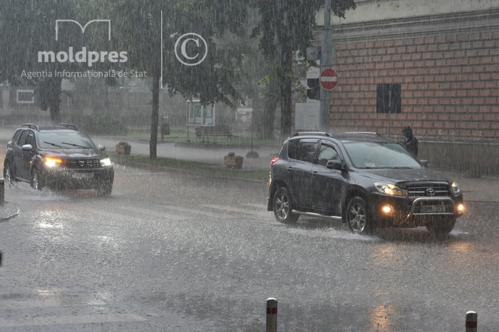 Ploi pe întreg teritoriul țării. Poliția recomandă șoferilor să circule cu lumina de întâlnire și pe timp de zi