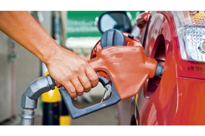 Carburanții continuă să se ieftinească. Benzina coboară sub pragul de 23 de lei, iar motorina va costa mai puțin de 19 lei