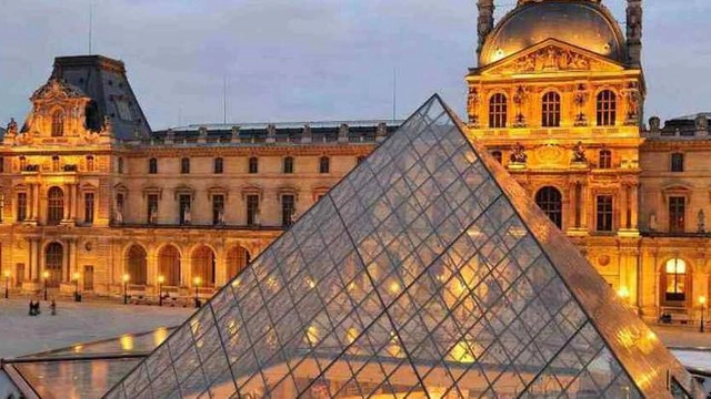Jaf la Muzeul Louvre din Paris: Bijuterii furate, muzeul închis pentru restul zilei
