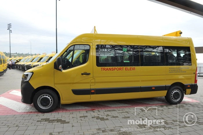 Transport modern pentru elevi: 23 de microbuze au fost transmise școlilor din țară