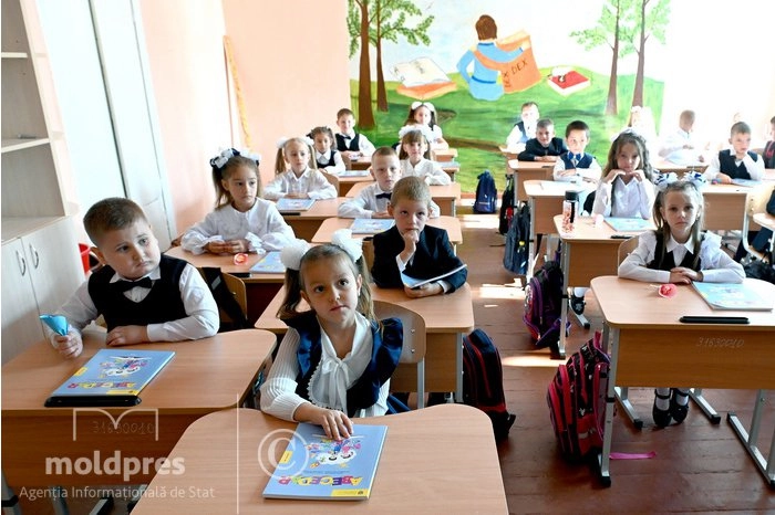 Ajutorul de o mie de lei oferit de Guvern a ajuns la părinții a peste 263 de mii de copii. Cei care nu l-au primit trebuie să se adreseze la CNAS