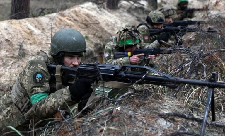 Secretarul american al Apărării le cere aliaţilor din NATO să cumpere mai multe arme americane pentru Ucraina