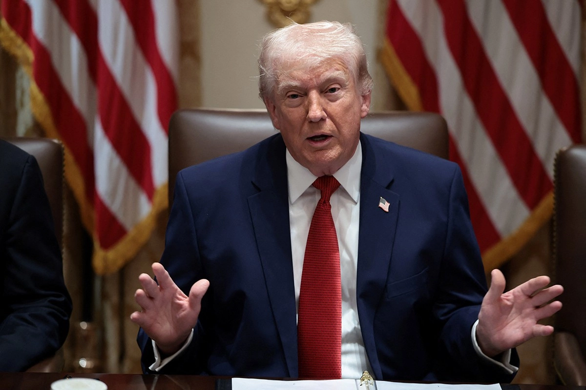 Donald Trump a prelungit până la 6 aprilie ultimatumul dat Teheranului să deschidă Strâmtoarea Ormuz