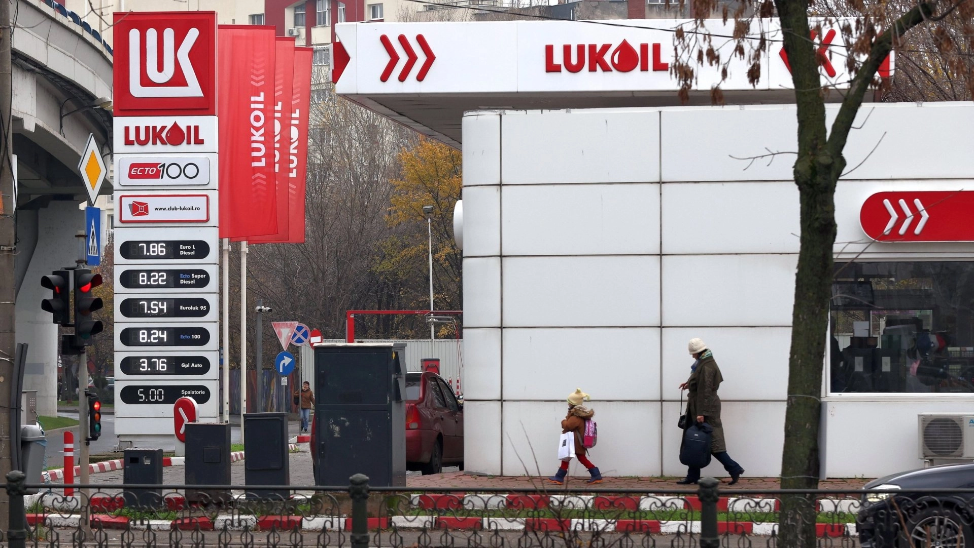 SUA permit benzinăriilor Lukoil din afara Rusiei să activeze până la sfârșitul lunii aprilie 2026