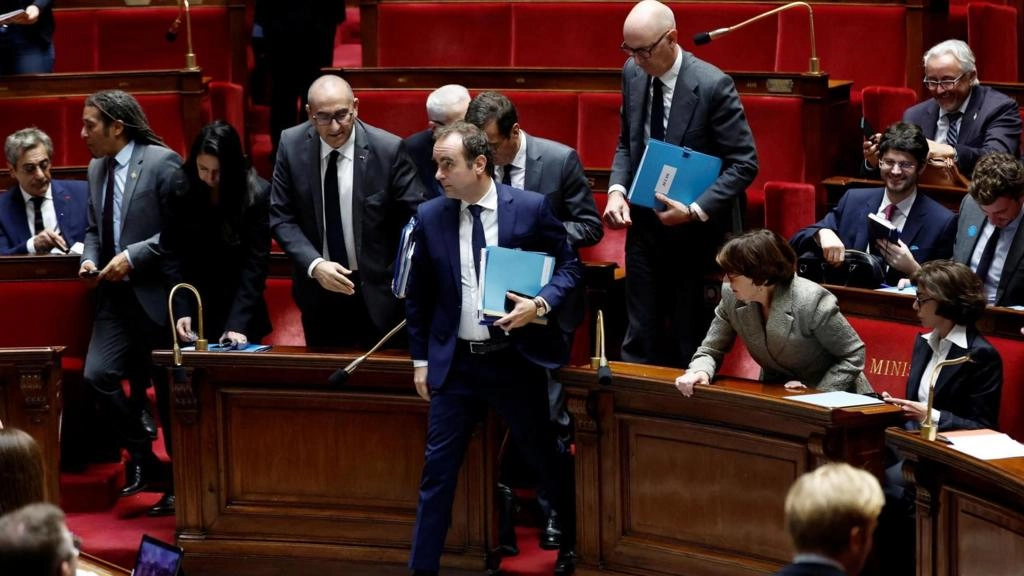 Guvernul lui Sebastien Lecornu a supraviețuit. Deputații francezi au respins cele două moțiuni de cenzură