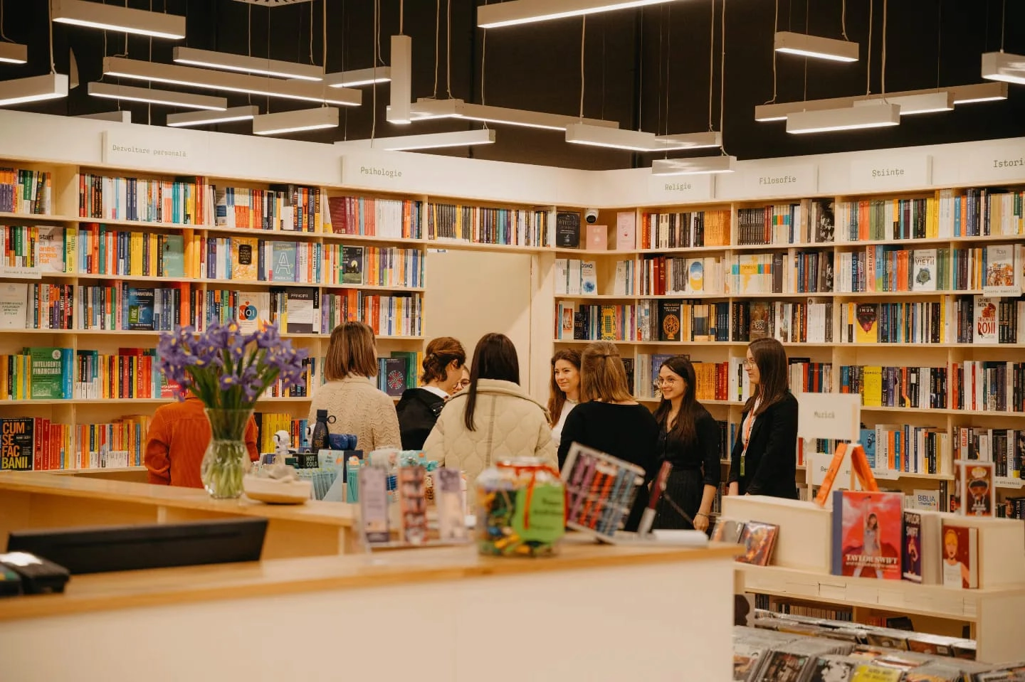 Cărțile, alegerea preferată a tinerilor în 2025: peste 70% dintre voucherele culturale folosite pentru lectură