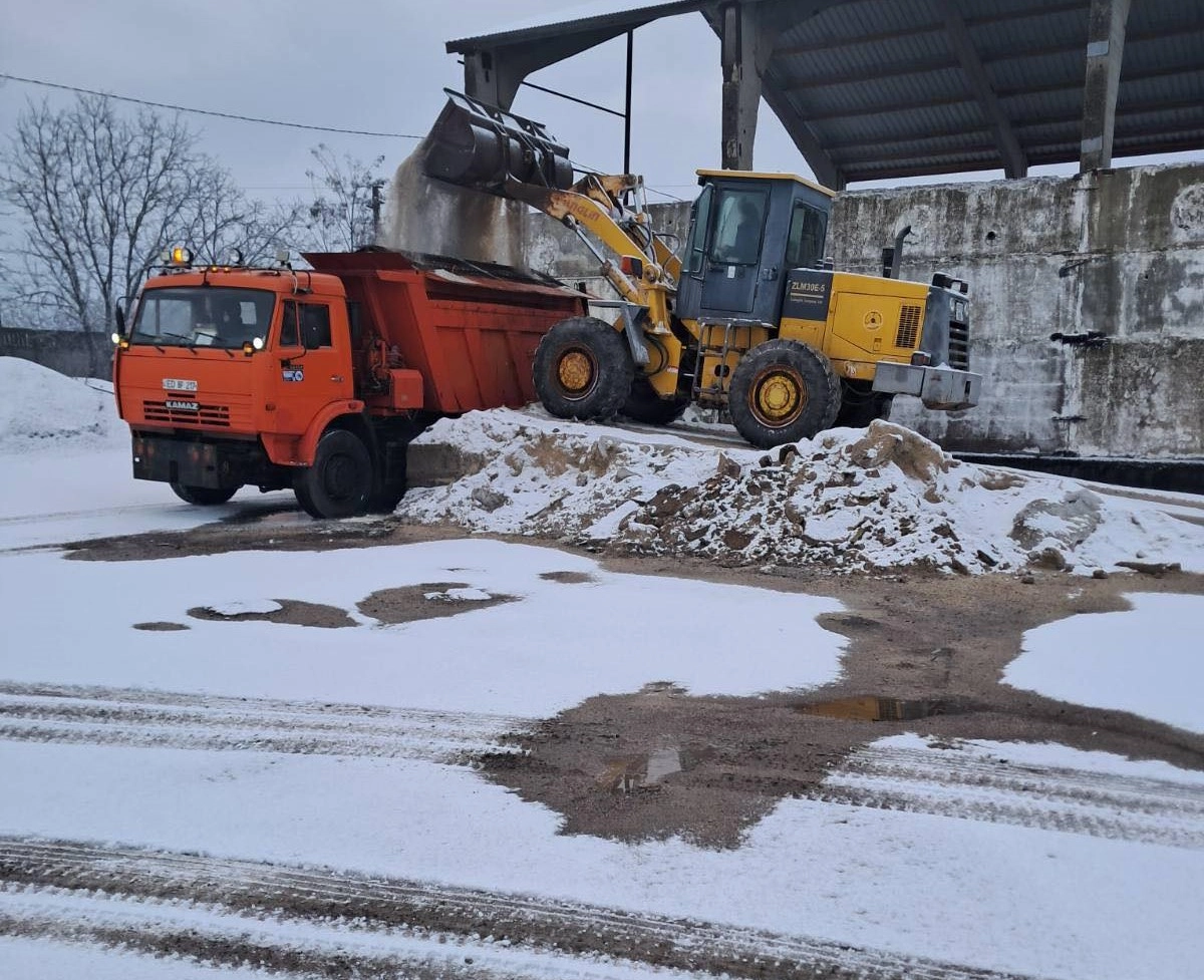 Echipele de drumari, mobilizate în nordul ţării unde ninge
