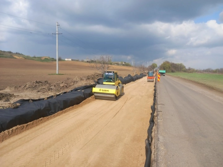 Lucrările de reparație a drumului R26 Bender – Căușeni – Cimișlia, în plină desfășurare