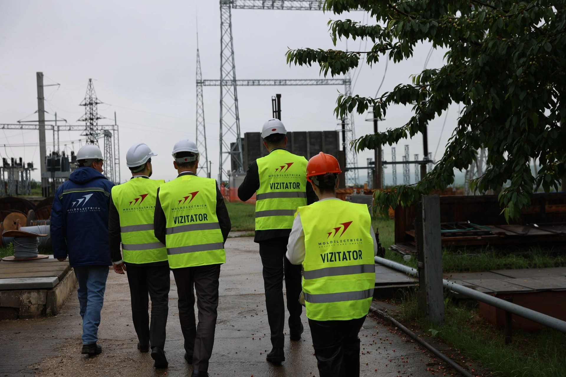 A început instalarea primelor echipamente la Stația Electrică Chișinău. Dorin Junghietu: „Lucrările progresează, în pofida condițiilor meteo nefavorabile”