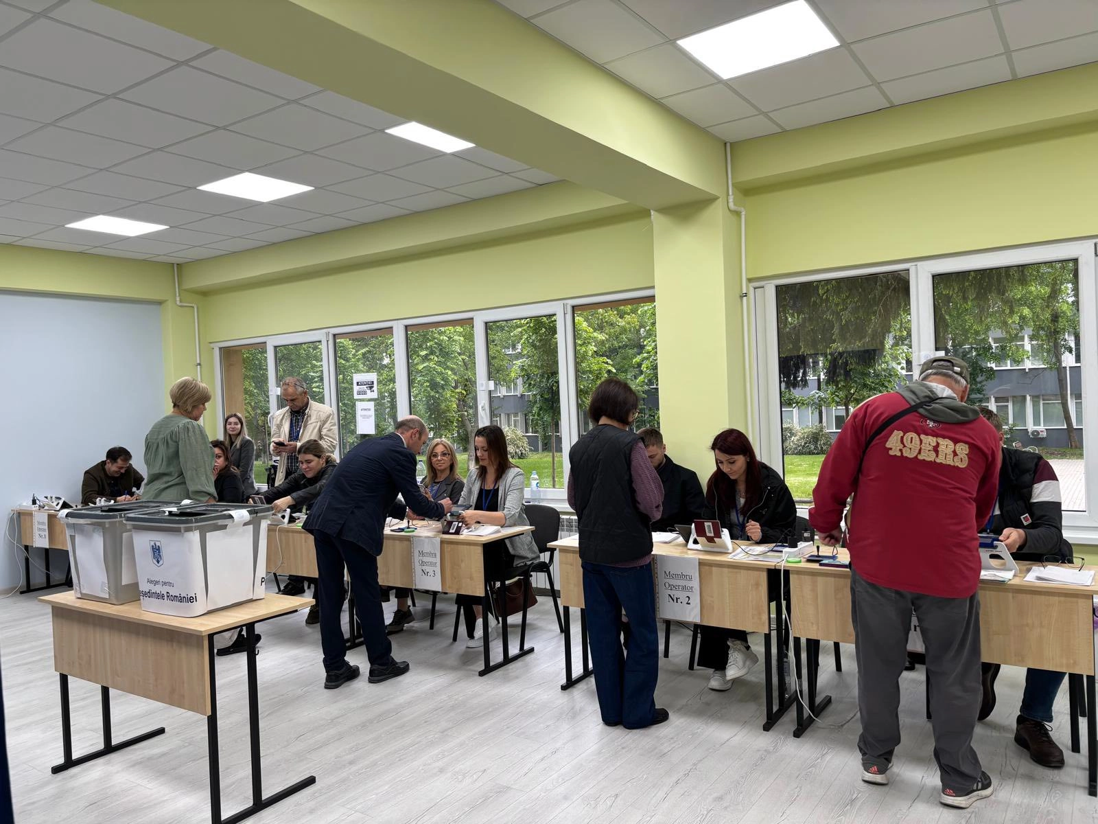 Moldovenii cu cetățenie română pot vota de astăzi la alegerile prezidențiale din România