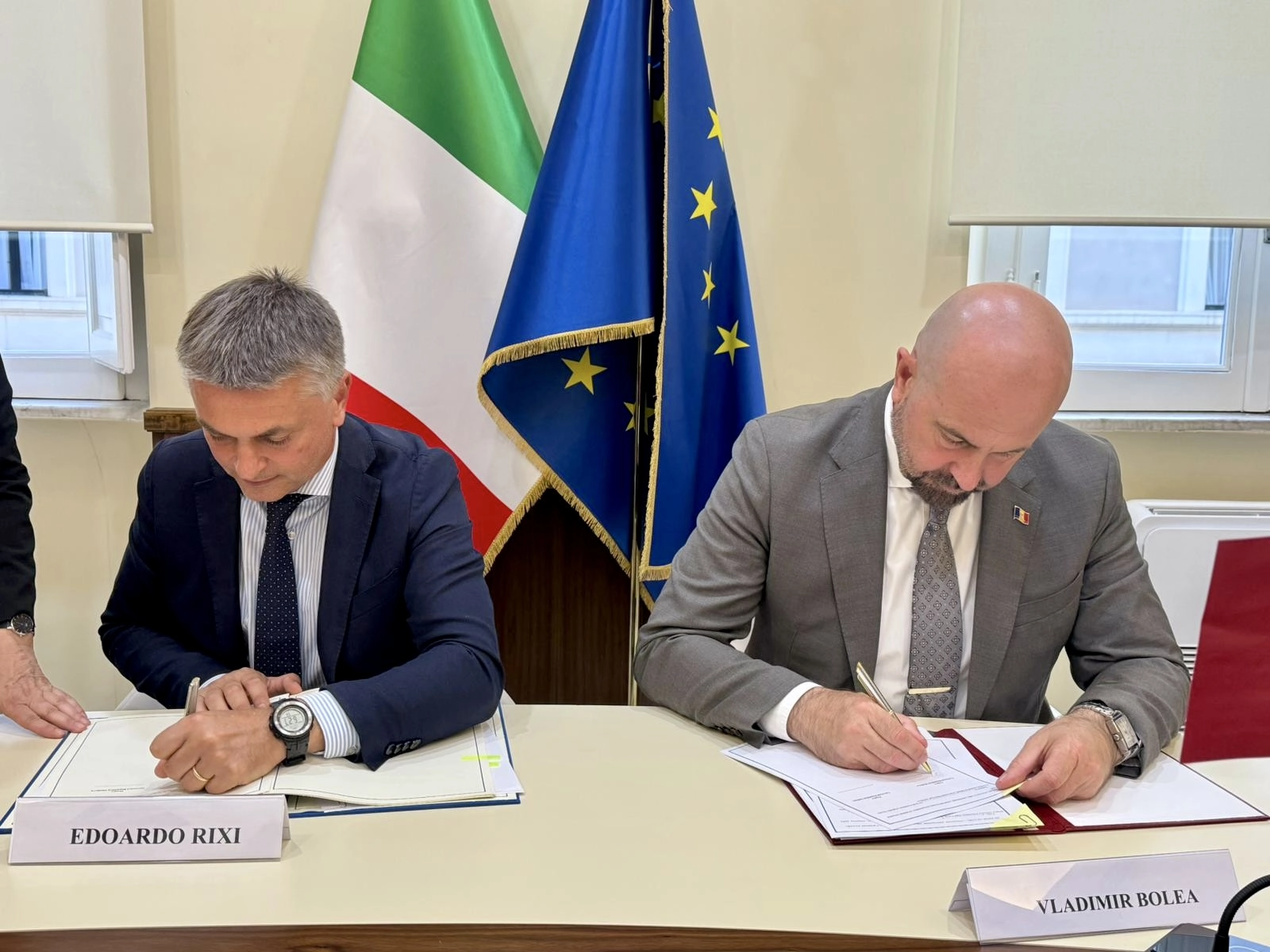 Vicepremierul Vladimir Bolea a semnat la Roma Acordul privind recunoașterea permiselor moldovenești în Italia