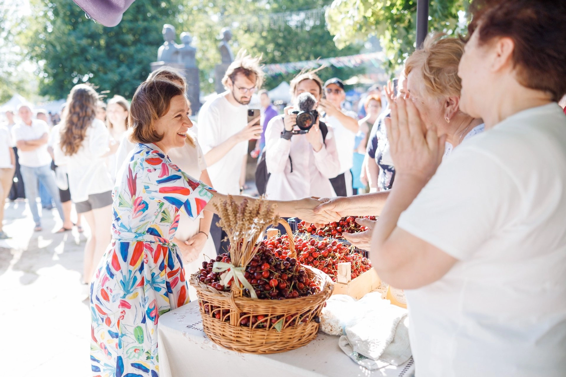 Președinta Maia Sandu, la Festivalul „Cireșar”: „O sărbătoare care adună oameni din sat și din împrejurimi, cu muzică, cireșe și multă voie bună”