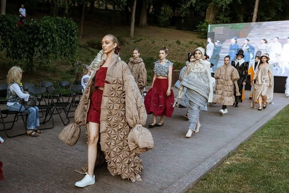Creativitate și eleganță la UniverArtFashion 2025: Absolvenții de la „Ion Creangă” au defilat în Parcul „Valea Morilor”
