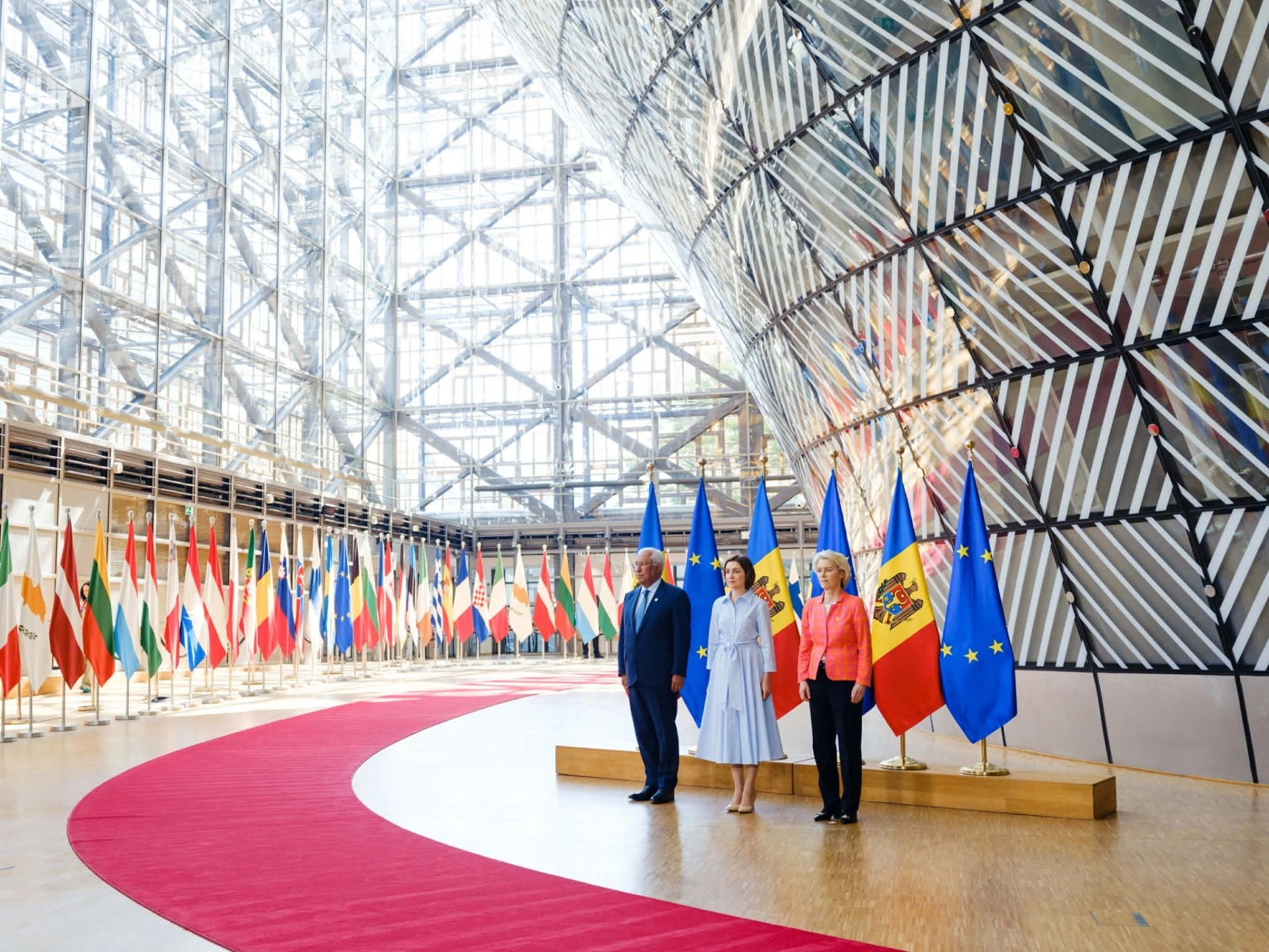 Summitul UE - Republica Moldova a început la Bruxelles. Maia Sandu a fost întâmpinată de António Costa și Ursula von der Leyen