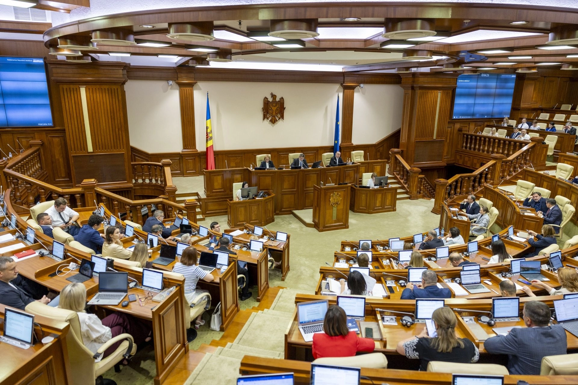 Lege nouă pentru avertizori: Protecție împotriva răzbunării și canale obligatorii de raportare
