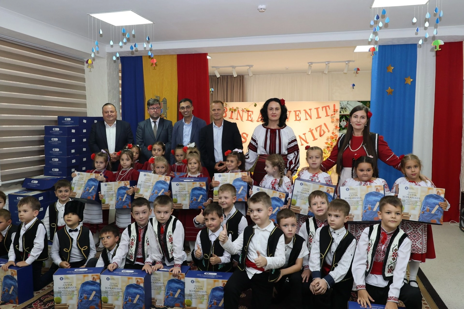Guvernul României a oferit 15 mii de seturi de rechizite școlare copiilor din Republica Moldova