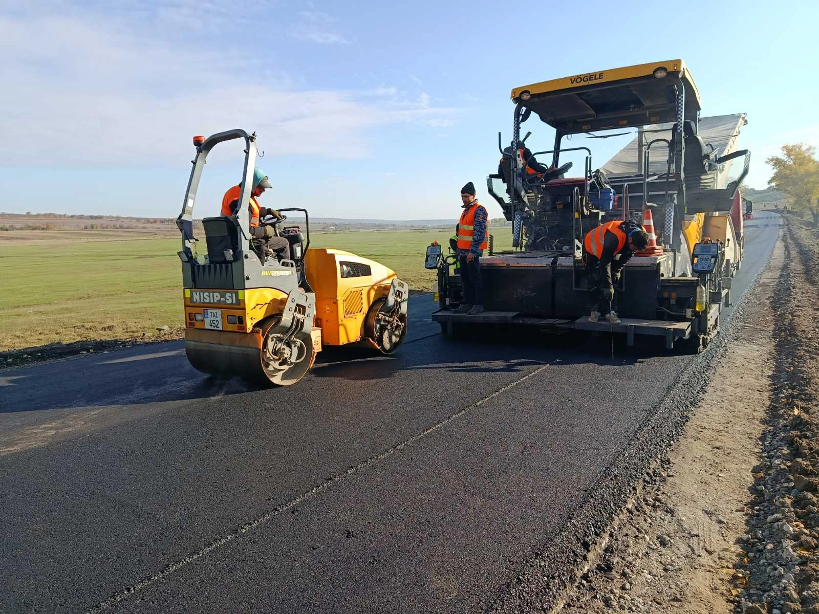 Vremea generoasă de toamnă permite avansarea sporită a reparaţiei drumurilor regionale: mai multe sectoare în fază finală