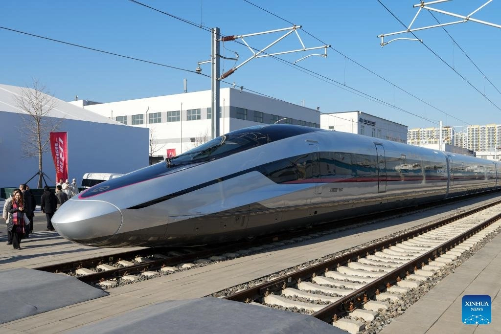 China testează cel mai rapid tren de mare viteză din lume. Acesta ajunge la 453 km/h