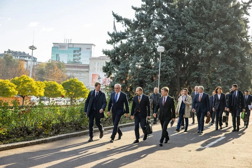 Ședința Parlamentului. Alexandru Munteanu cere votul de încredere pentru guvernul său