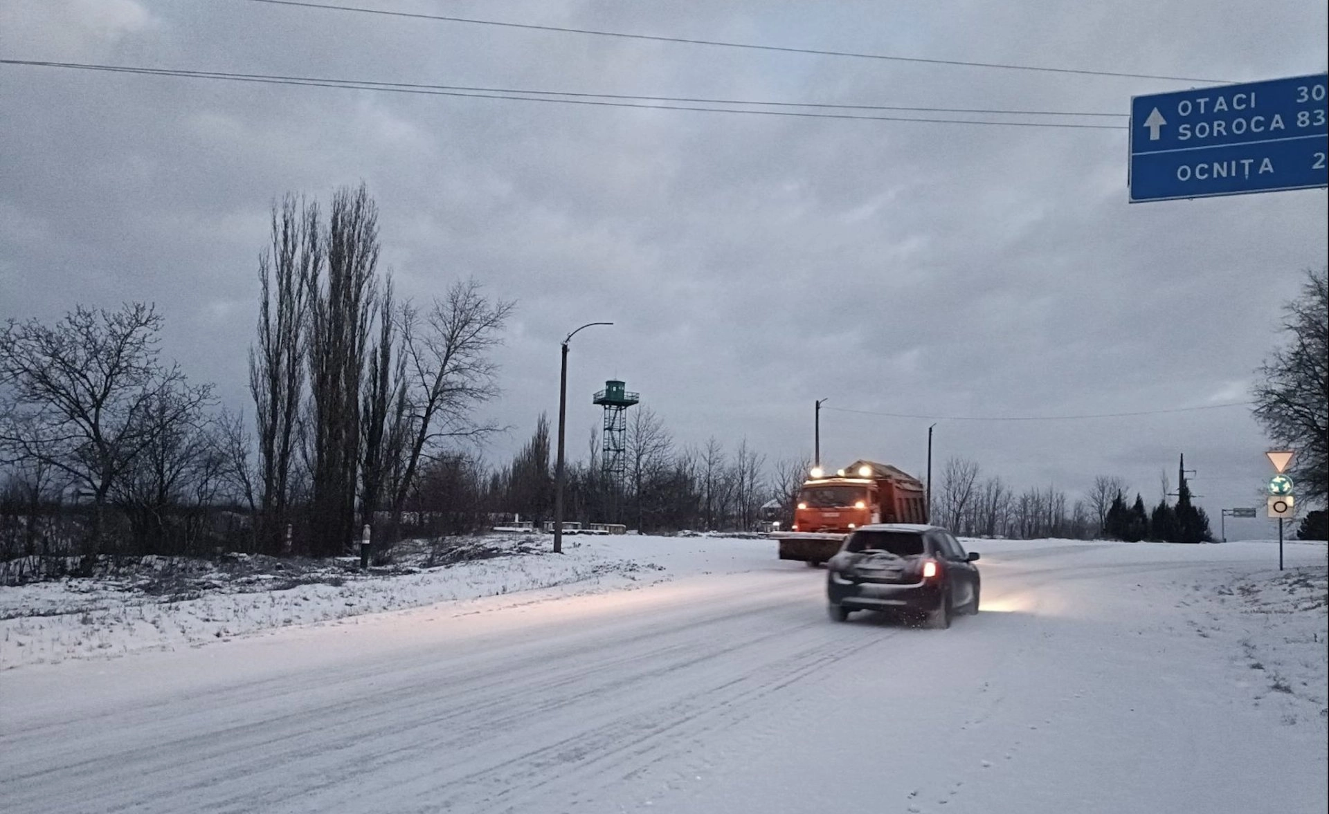 Atenție, șoferi! Ninge pe mai multe trasee din țară – drumarii patrulează și recomandă prudență sporită