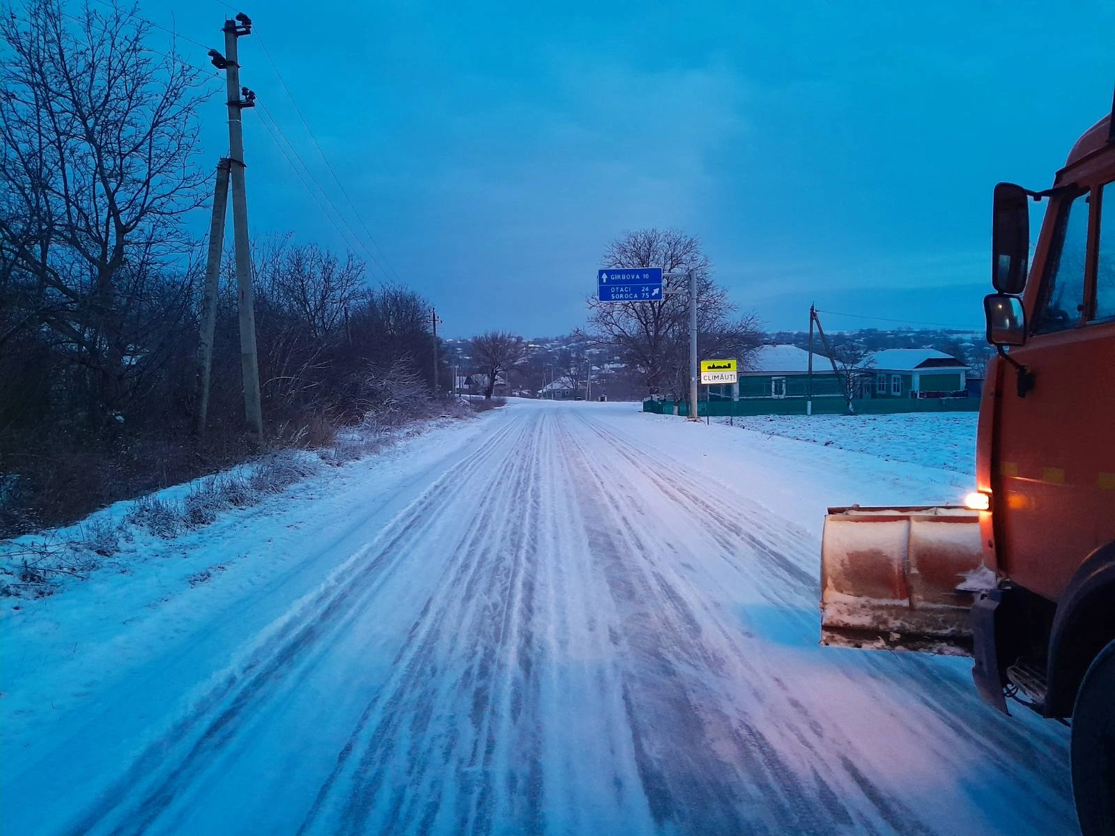  Drumarii intervin în toate regiunile țării. Peste 150 de utilaje, antrenate în lucrările de combatere a lunecușului