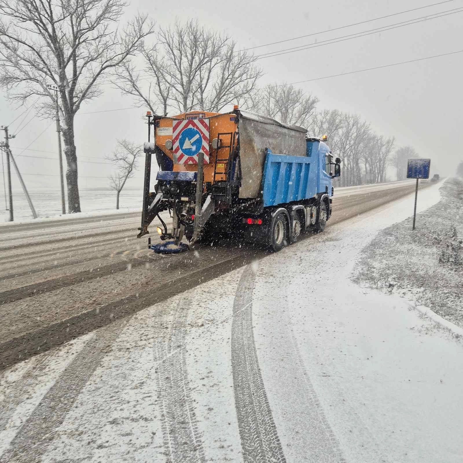 Circulația pe traseele naționale se desfășoară în condiții de iarnă. Drumarii au intervenit pe tot parcursul nopții