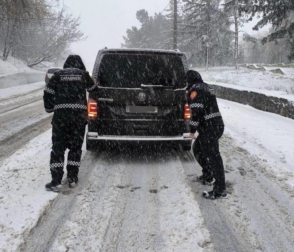 Peste 300 de carabinieri au fost mobilizați pentru a acorda sprijin cetățenilor aflați în dificultate din cauza condițiilor meteo