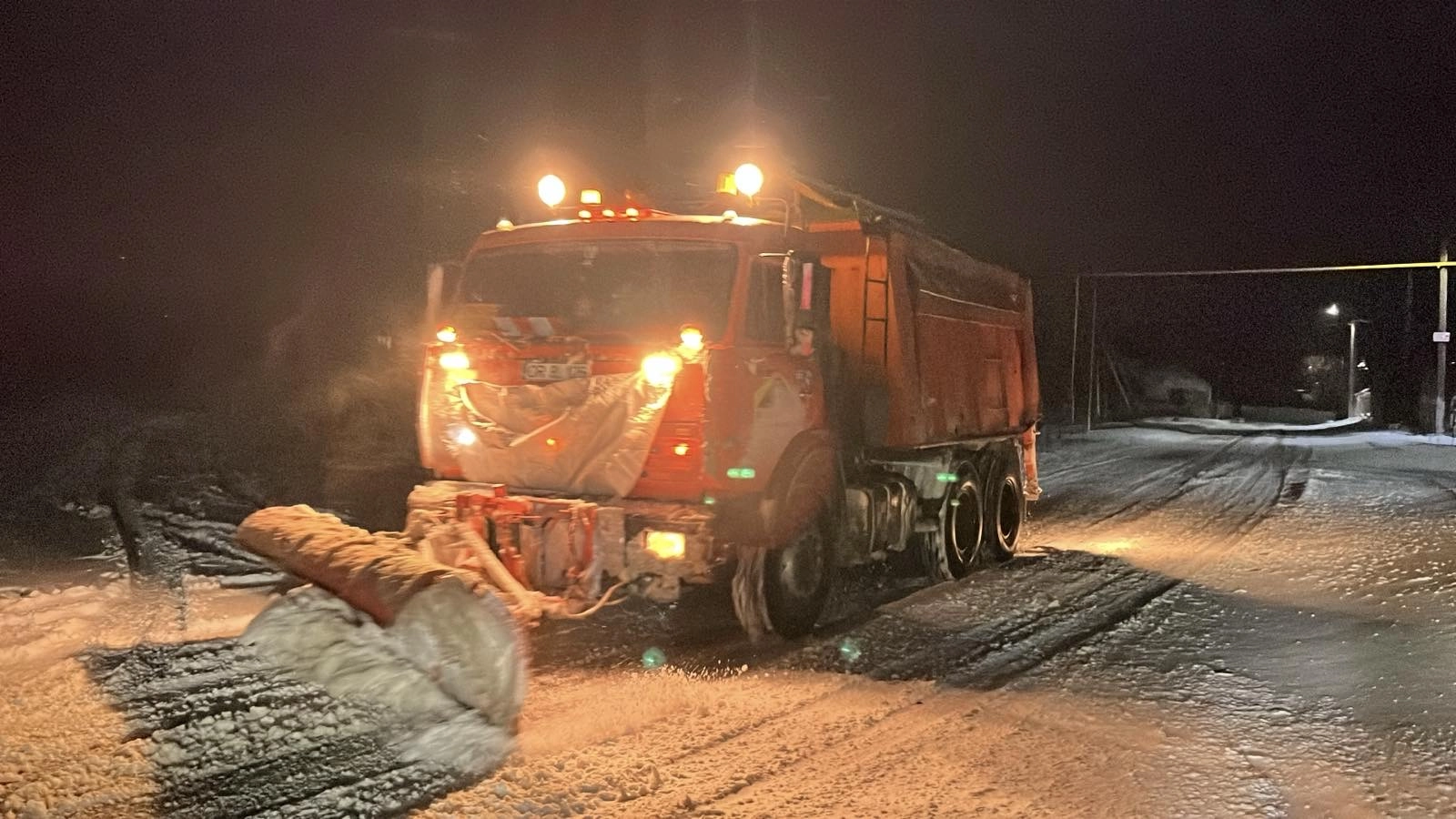 Ninsori în toată țara: drumarii au intervenit pe trasee cu lucrări de deszăpezire și combatere a lunecușului