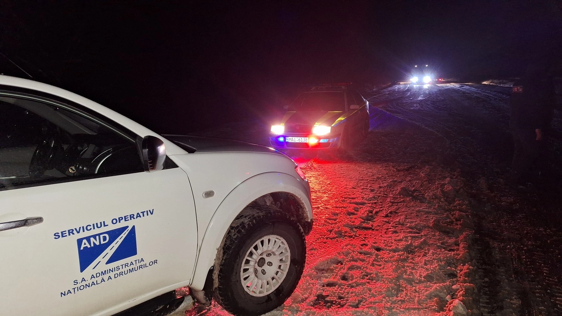 Drumarii, mobilizați non-stop pe timpul nopții trecute: 271 de utilaje și sute de muncitori au intervenit în condiții de ninsoare și vânt puternic