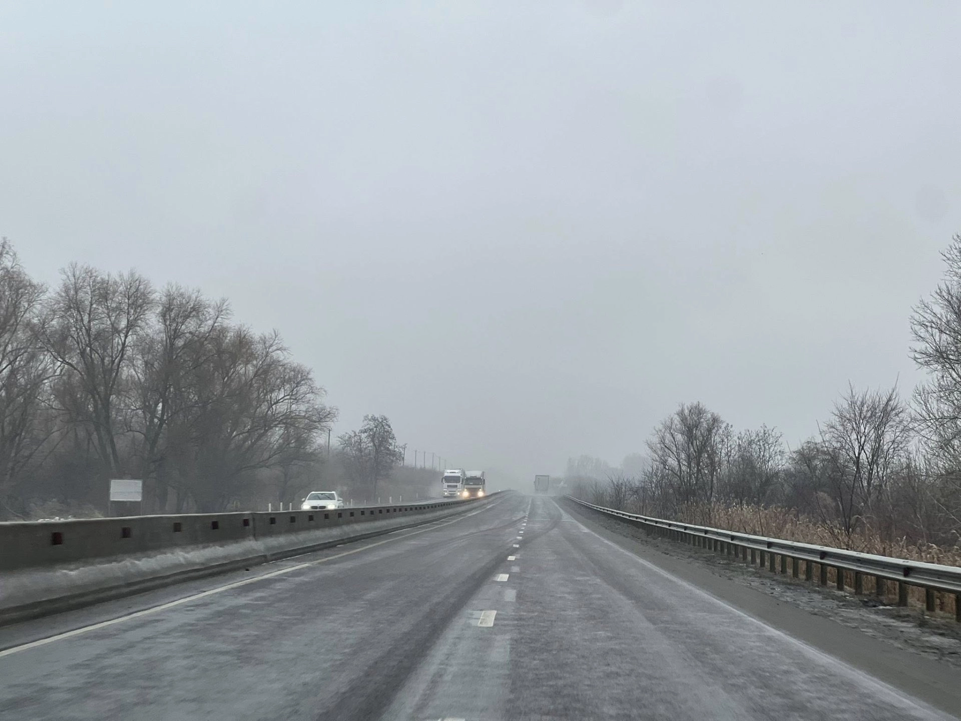 Ceață și polei pe traseele din țară: AND recomandă șoferilor să evite deplasările neesențiale