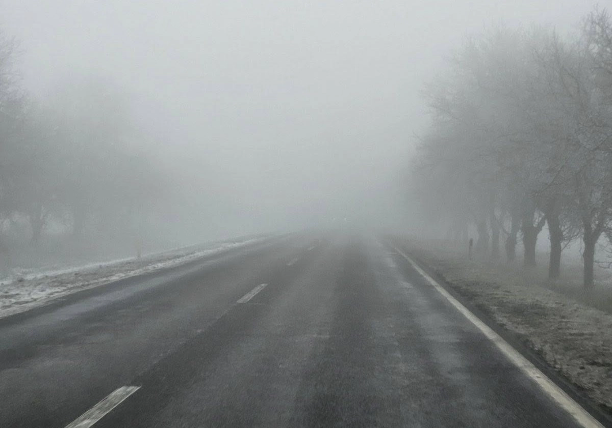 Traficul rutier se desfășoară în condiții de polei și ceață