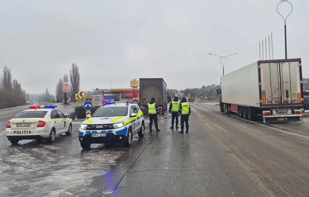 Camioanele de mare tonaj au reluat circulația în punctele de trecere ale frontierei, pe direcția de intrare în țară