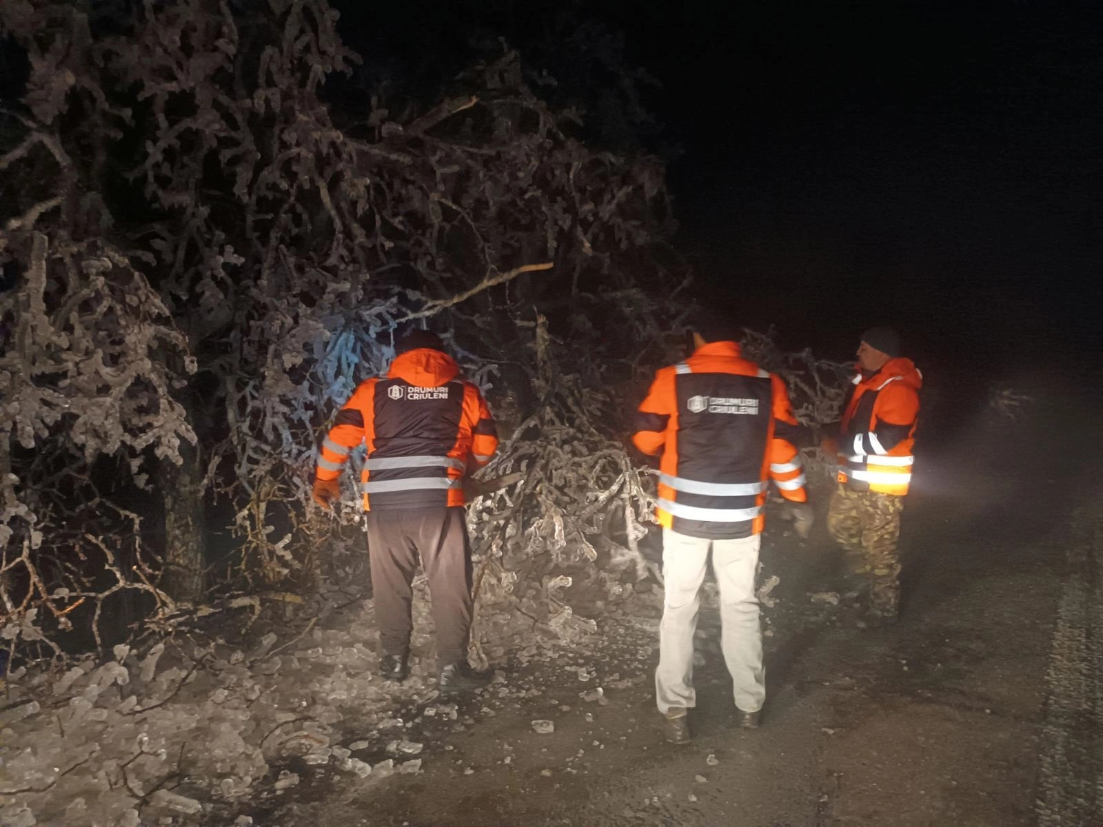 Ceață și ghețuș pe trasee: drumarii au intervenit cu lucrări de combatere a lunecușului