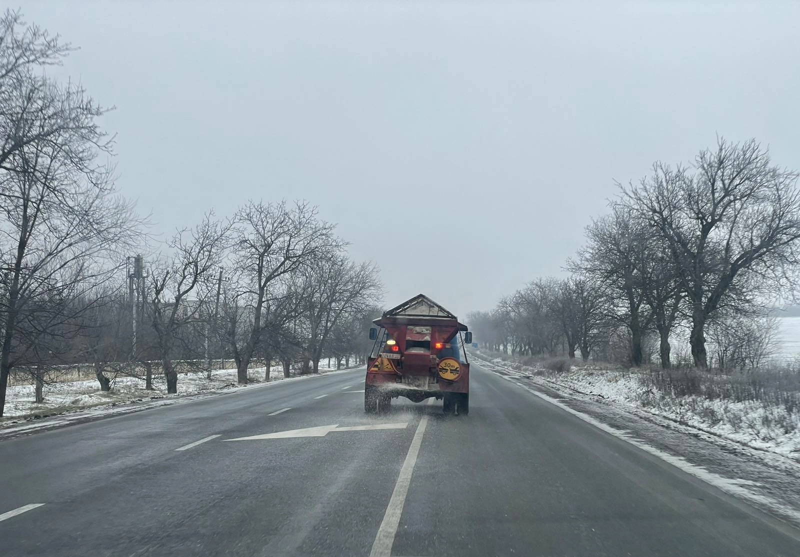 Circulația pe drumurile naționale se desfășoară cu dificultate din cauza ghețușului