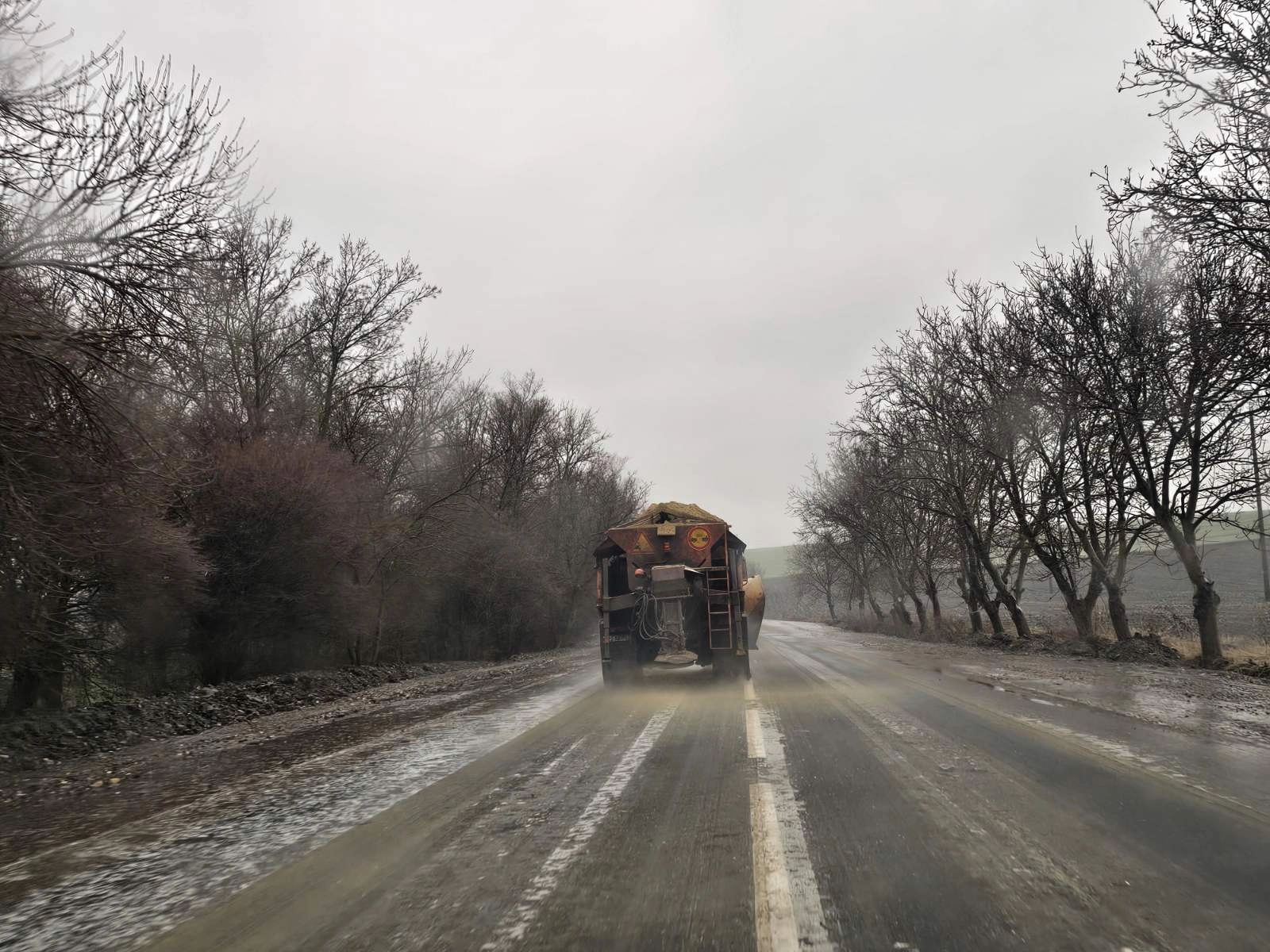 Ceață densă și ghețuș pe unele drumuri naționale. Drumarii intervin în regim permanent