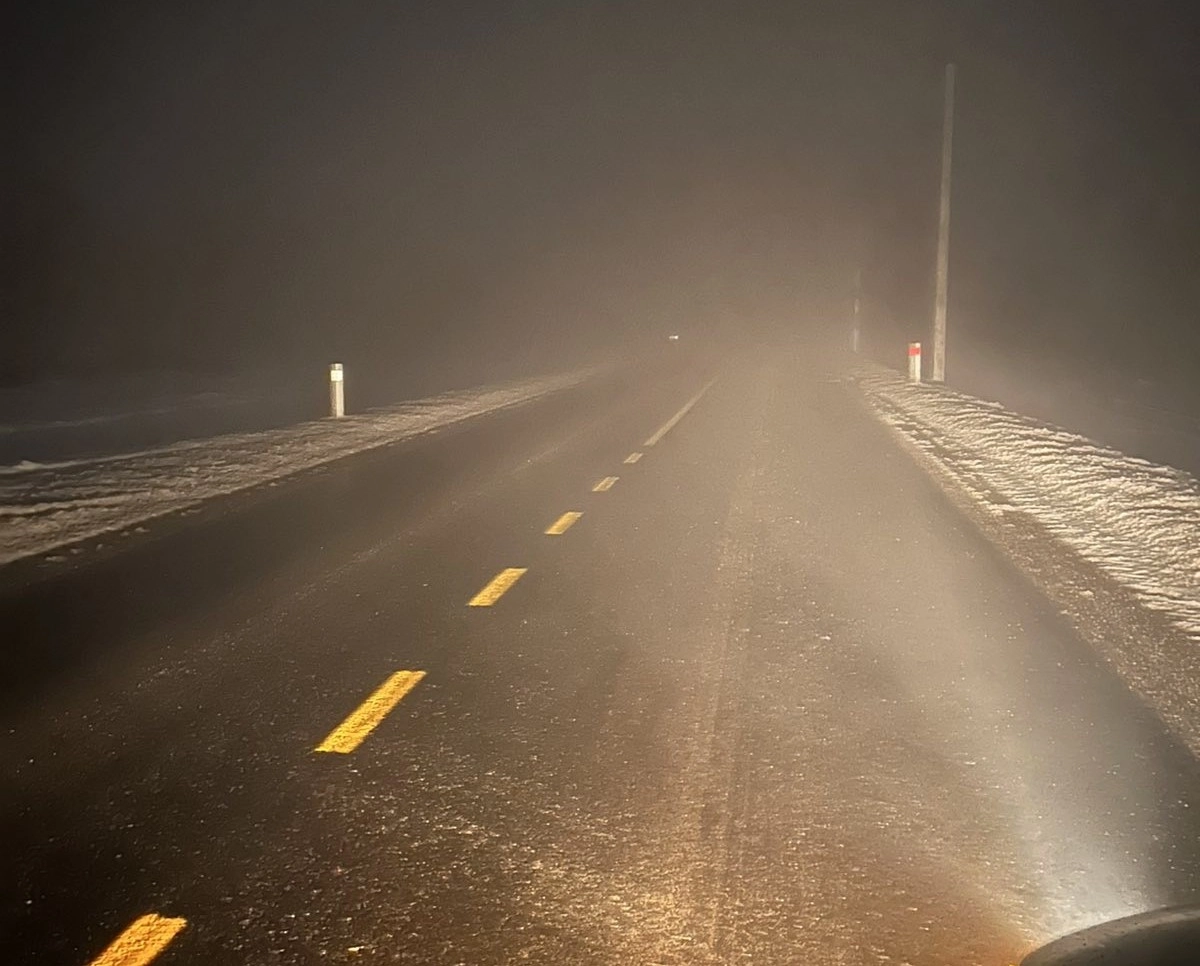 Ceață densă și vizibilitate redusă pe drumurile naționale. Șoferii sunt îndemnați la prudență