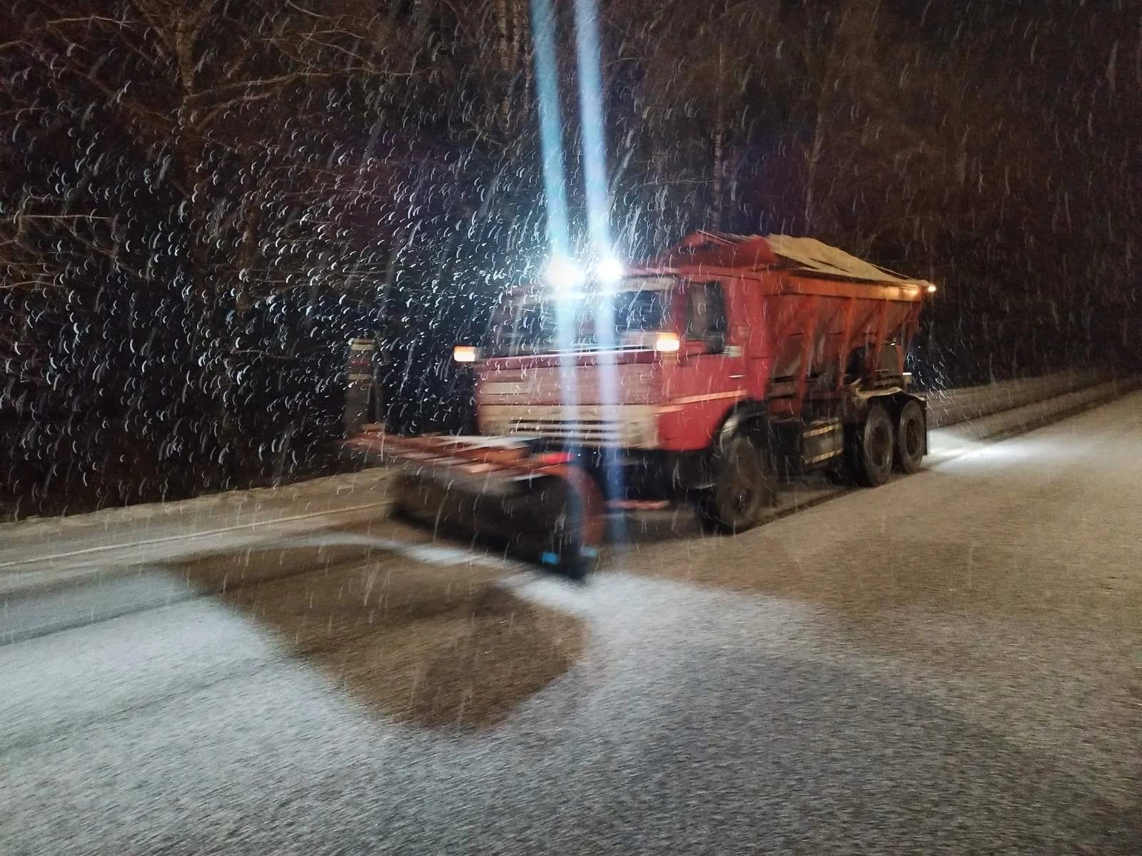 Condiții de iarnă pe drumurile naționale: intervenții ale drumarilor în mai multe raioane