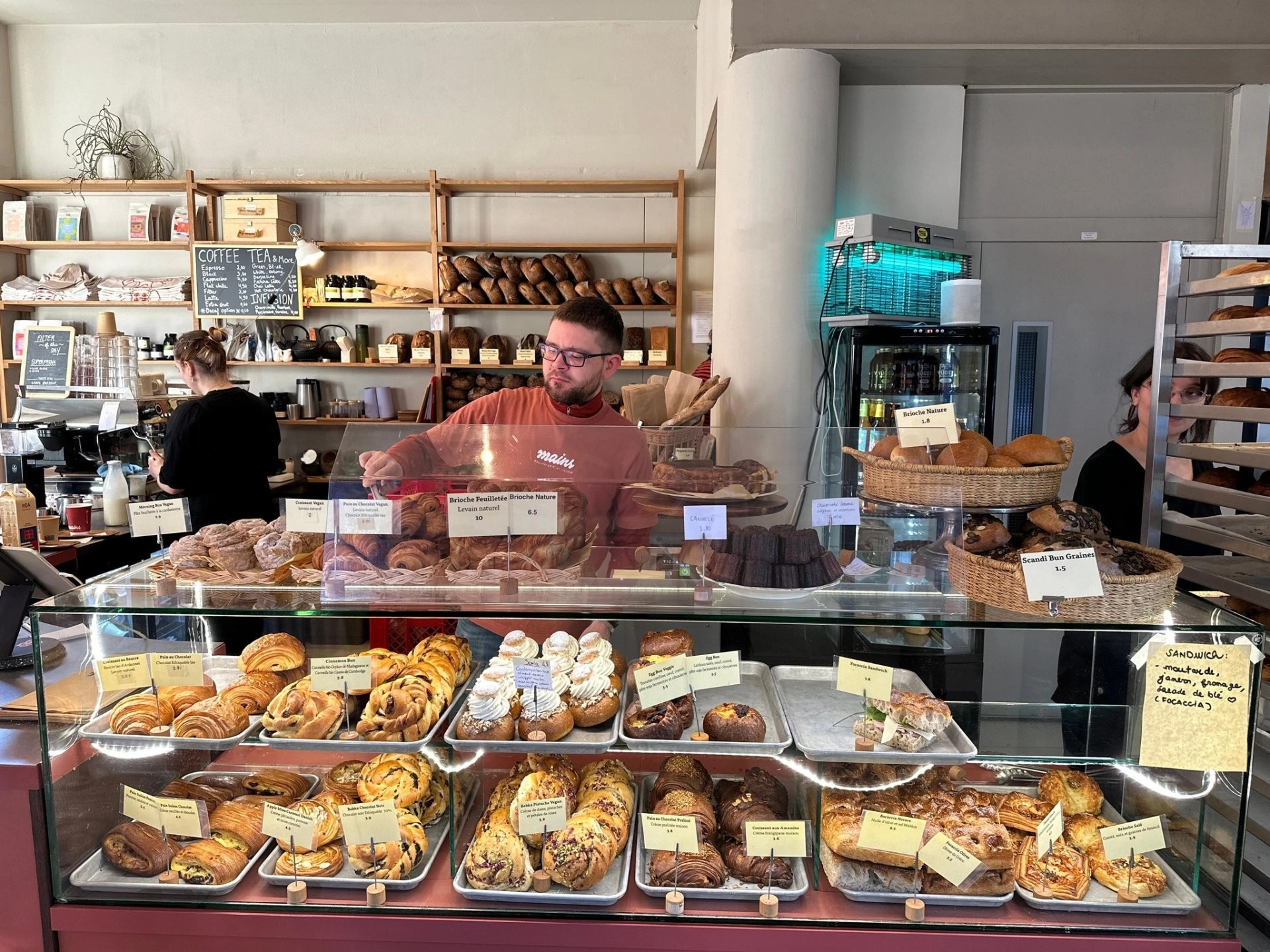 Bruxellezii stau la rând pentru a cumpăra pâine cu maia de la brutăria unei moldovence. Afacerea de succes este inspirată de sfaturile bunicii din satul Orac, Leova