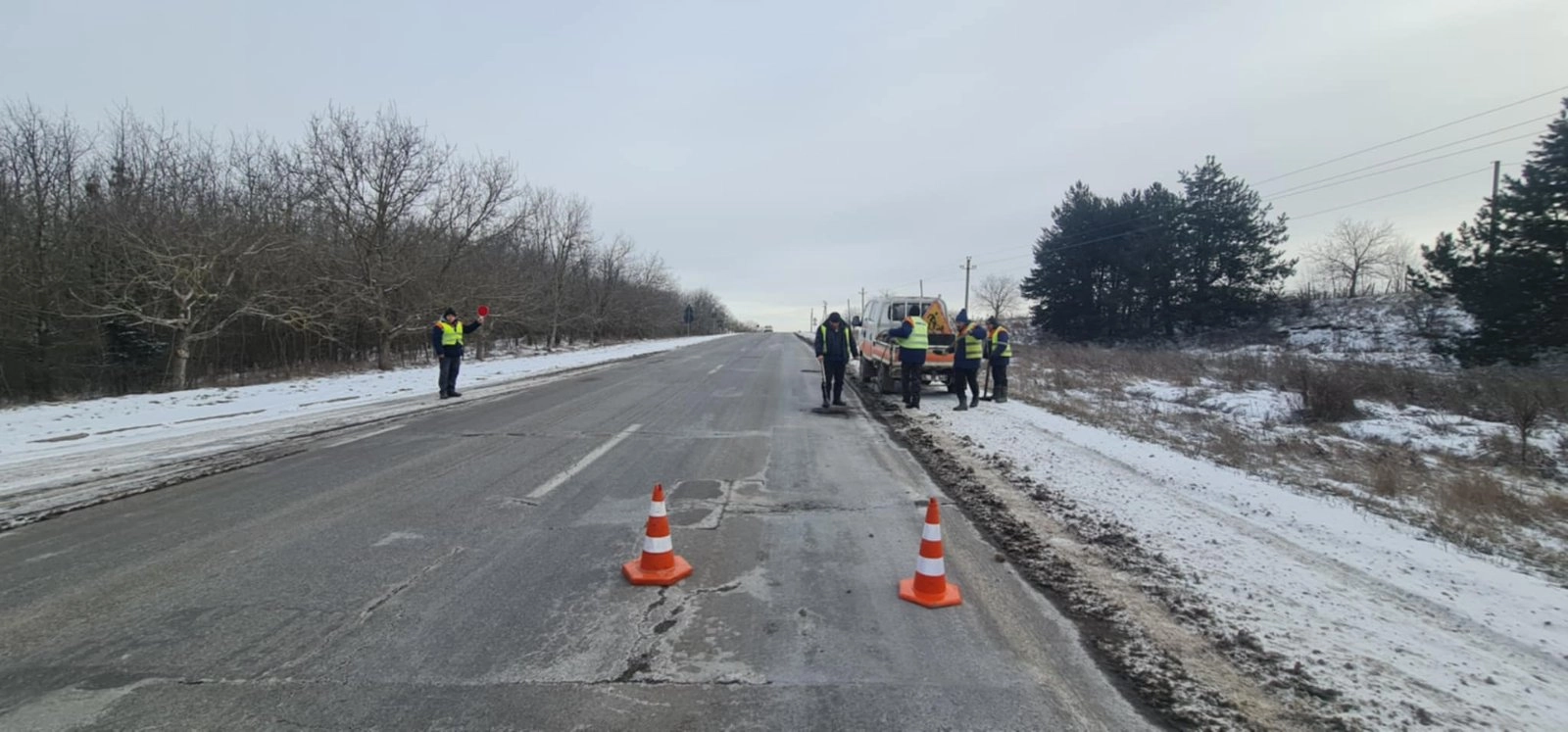 AND: Drumurile naționale sunt practicabile. Au început lucrările de plombare a gropilor apărute în carosabil