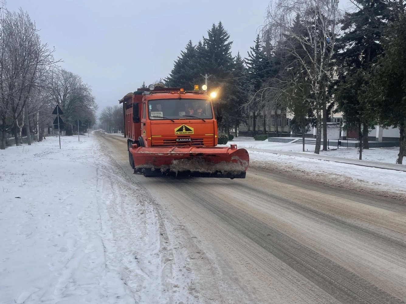 Se circulă greu pe drumurile naționale: echipele rutiere intervin non-stop