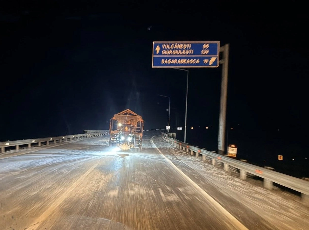 Circulație în condiții de iarnă pe drumurile naționale: carosabil parțial umed, pe alocuri acoperit cu polei sau zăpadă
