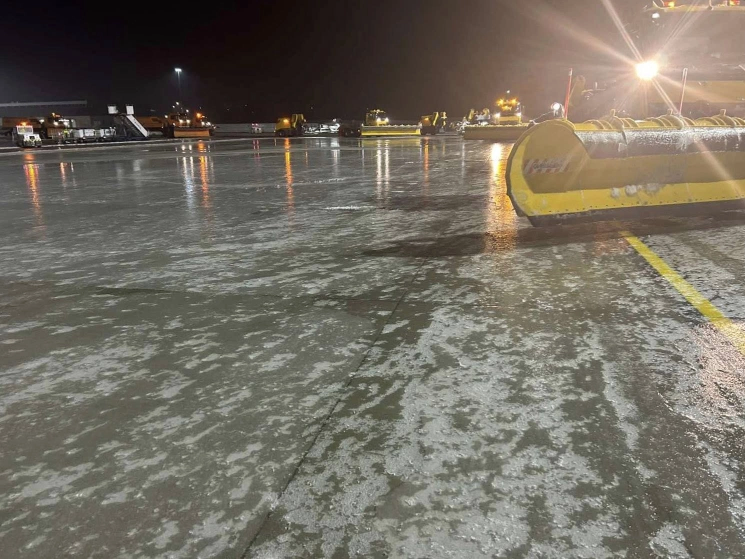 Proceduri speciale pe timp de iarnă la aeroport: degivrarea aeronavelor poate provoca întârzieri, dar este esențială pentru siguranța zborurilor