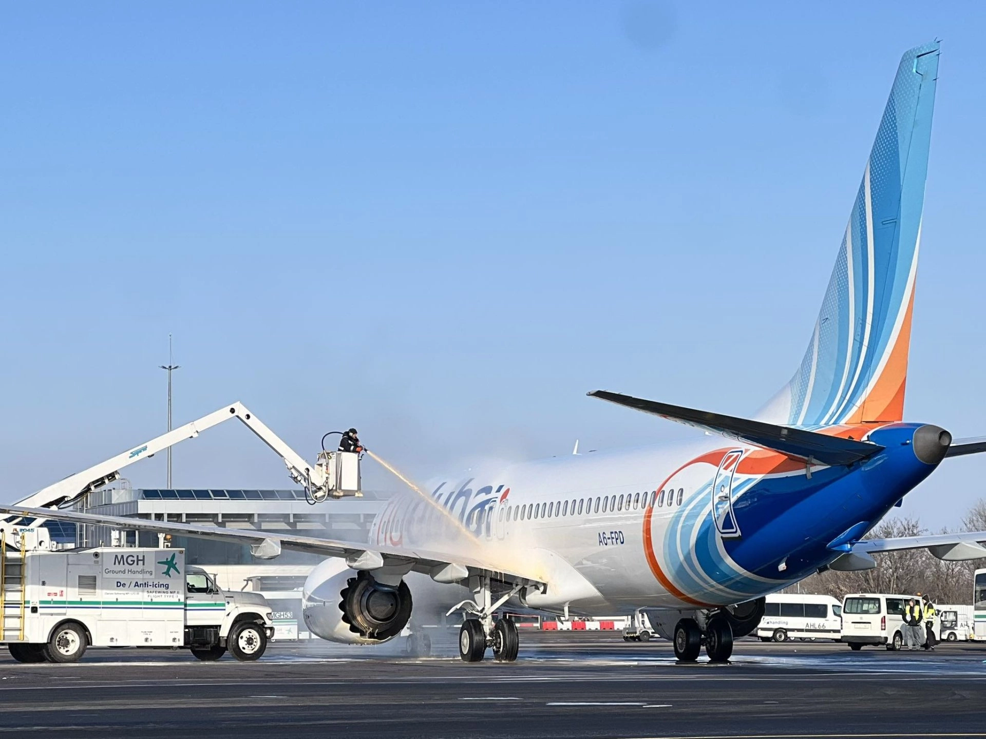 Condițiile meteo nefavorabile impun proceduri speciale de degivrare a aeronavelor: Programul zborurilor poate suporta modificări