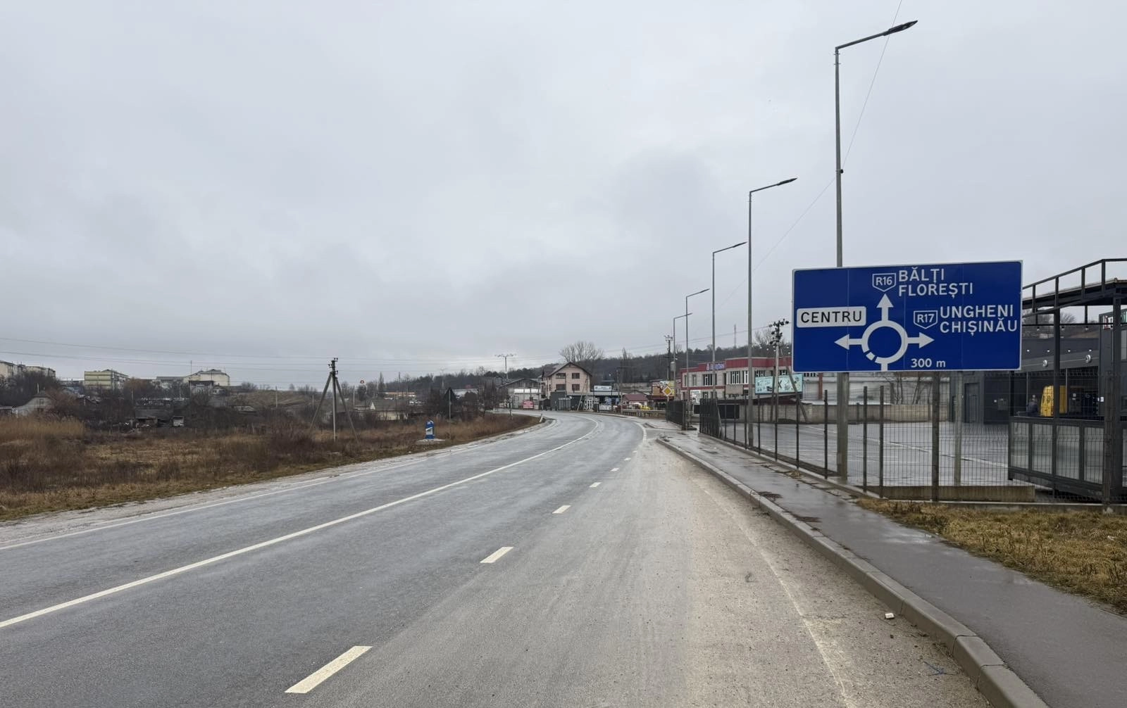 Circulație în condiții de iarnă pe drumurile naționale. S-a intervenit pe mai multe sectoare afectate de precipitații și polei