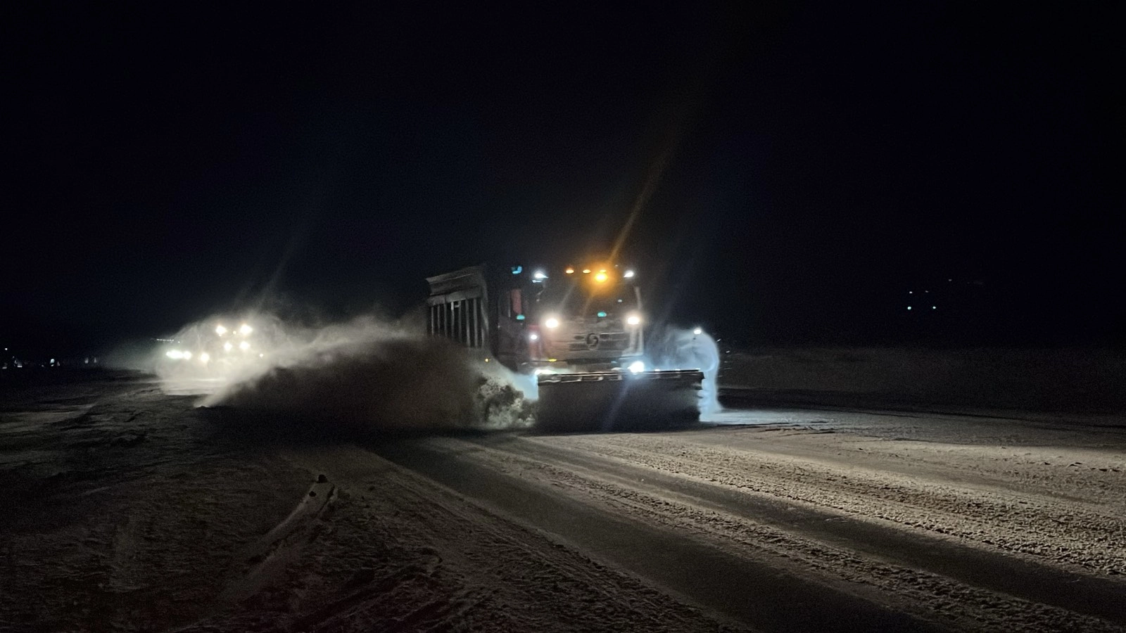 Drumarii au intervenit non-stop în toată țara: peste 200 de utilaje și mii de tone de material antiderapant folosite în urma ninsorilor și viscolului