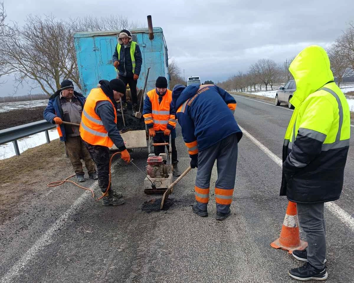 Drumarii intervin pe mai multe tronsoane naționale: lucrări de plombare cu asfalt rece în desfășurare