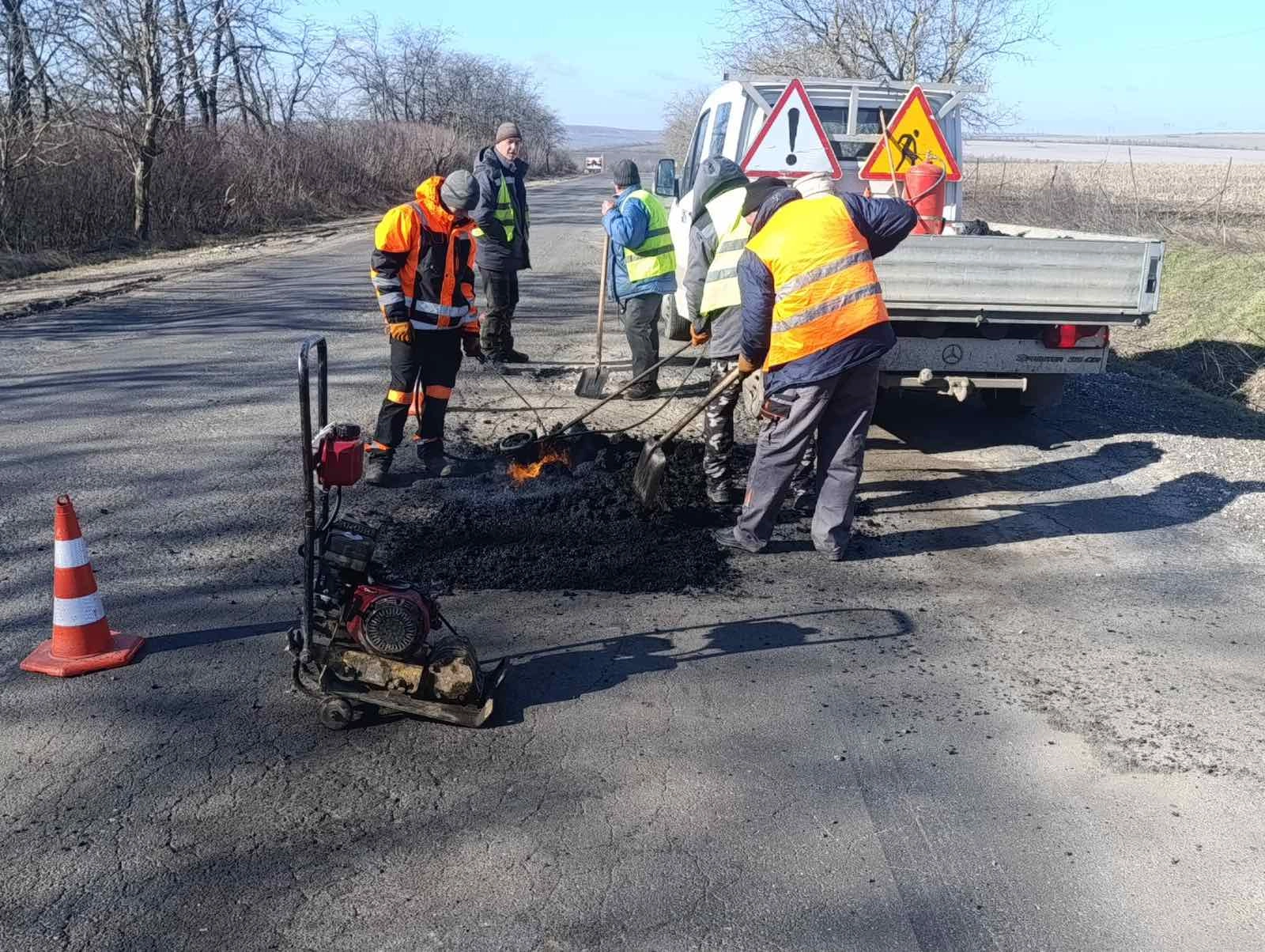 Lucrări de plombare și reparații locale pe mai multe drumuri naționale intens circulate