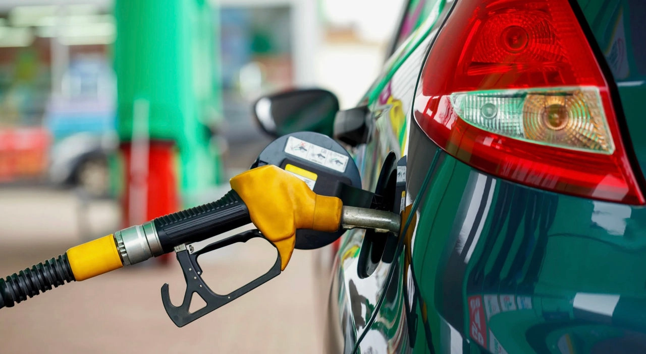 Carburanții se ieftinesc. Noile prețuri anunțate de ANRE